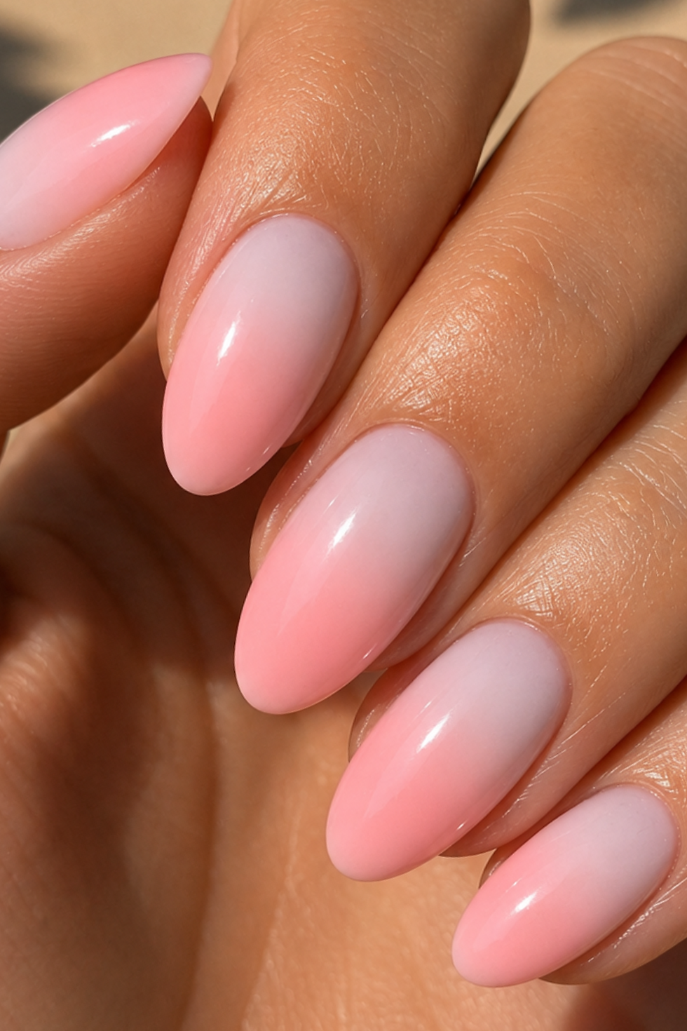 Rosa Babyboomer-Nägel in Mandelform mit sanftem Farbverlauf von hellem Nude zu zartem Rosa