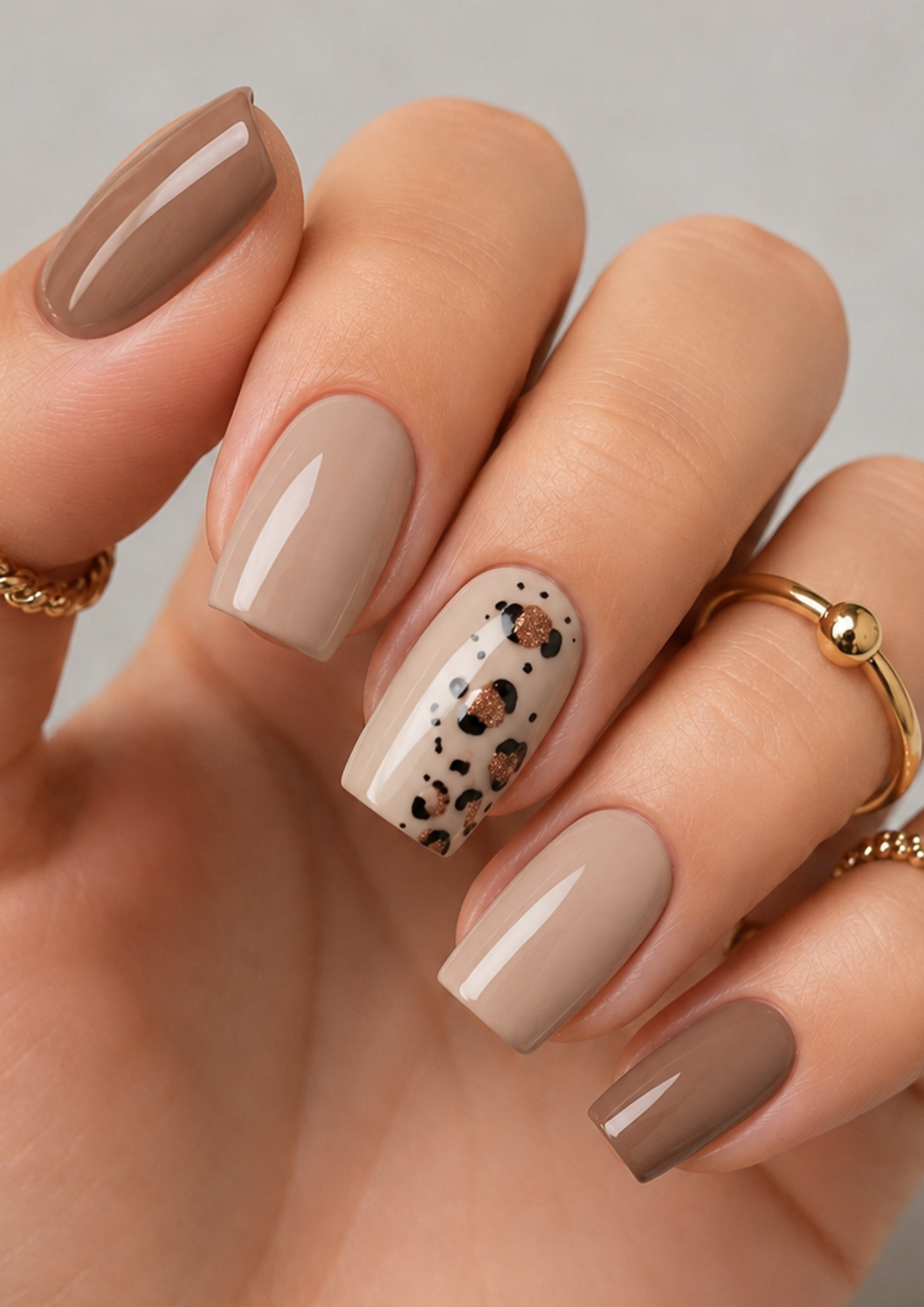 Elegante Gel- und Acryl-Nageldesigns in natürlichen Nude-, Beige- und Rosétönen. Die Nail-Art-Inspirationen zeigen feine Glitzerakzente, florale Muster, moderne Linien, Animal Prints und dezente Verzierungen – von schlicht und zeitlos bis kreativ und außergewöhnlich.