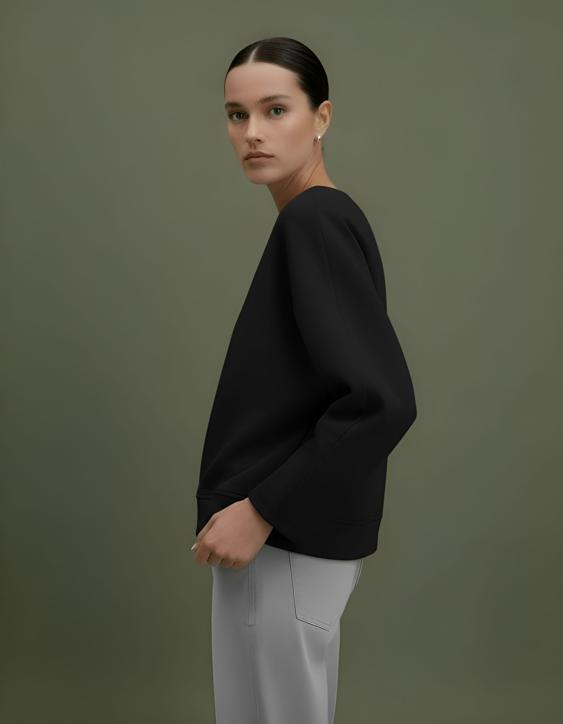 Model üzerinde Opus Gunner oversize yarasa kol sweatshirt - Yan görünüm. - Siyah renk.