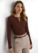 Kahverengi modal kaşkorse bluzun çıtçıtlı yaka detayı - Yakın çekim.