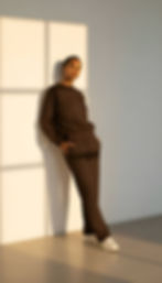 Marc O'Polo Pure Comfort eşofman takımı ile endüstriyel stüdyoda modern lounge stili. - Koyu Kahve