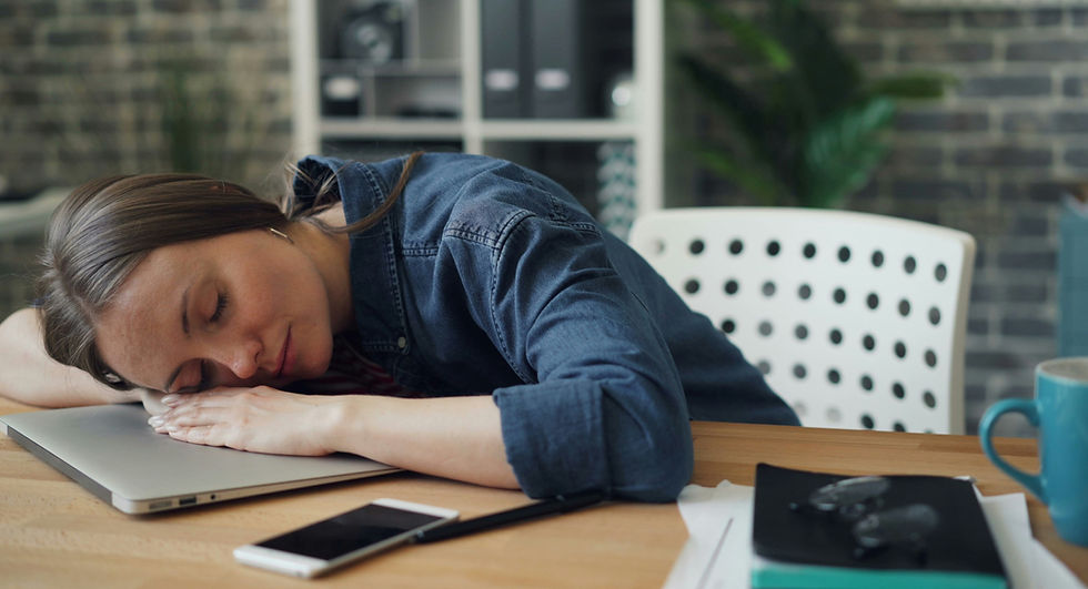 Personne fatiguée après le retour de vacances cherchant à récupérer son énergie