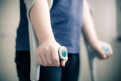 Persoon met krukken