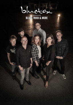bluetox Bandfoto stehend mit Logo