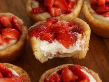 STRAWBERRY CHEESECAKE COOKIE CUPS