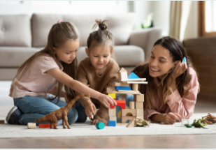 niños en compañia de un adulto 