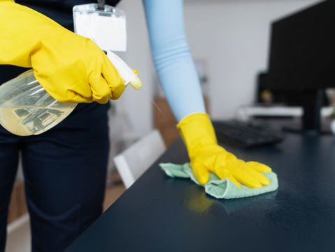person-die-sich-um-die-bueroreinigung-kuemmert (1).jpg
