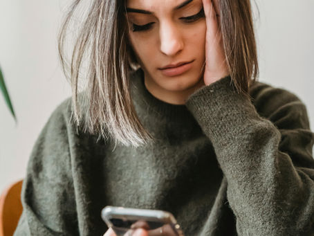 Relations entre collègues : quand les messages privés dépassent les limites.