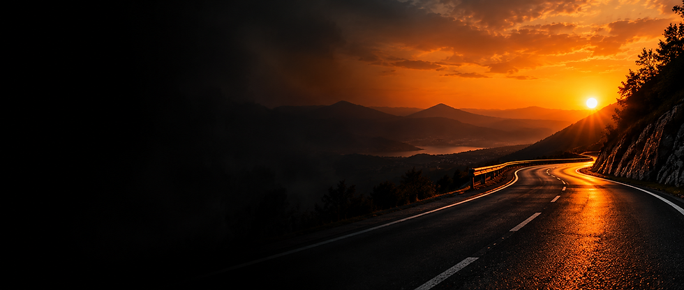 Dramatische Sonnenuntergangsstraße im Bergtal.png