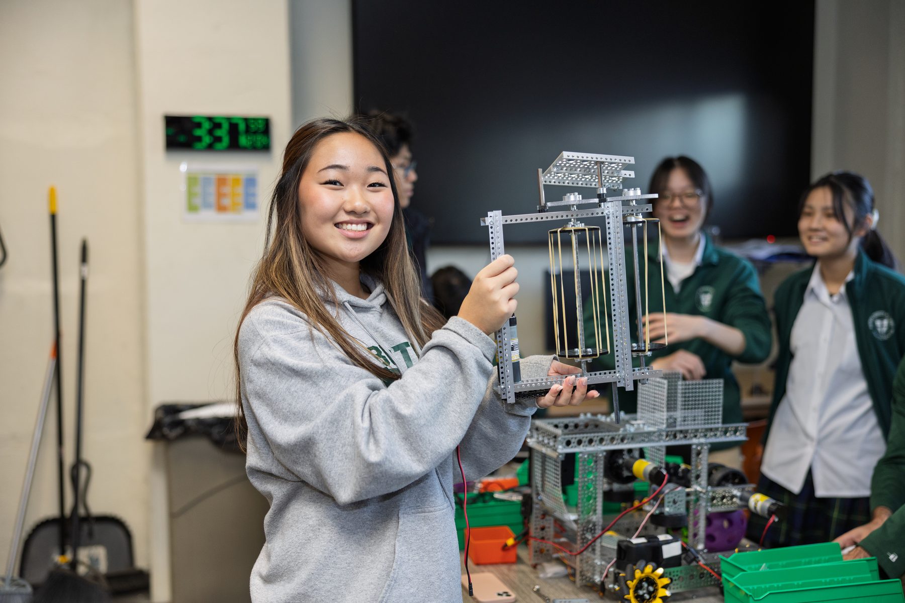 Student adjusting robot mechanism