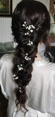 Tresse bohème ornée de gypsophile pour mariée.