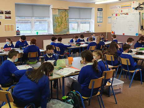 Cén dath atå ar bhratach...?