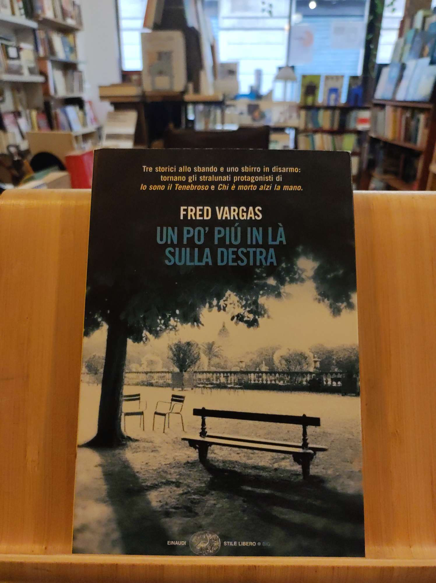 Fred Vargas, Un po' più in là sulla destra 