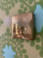 Ein goldenes Lächeln an der Wand