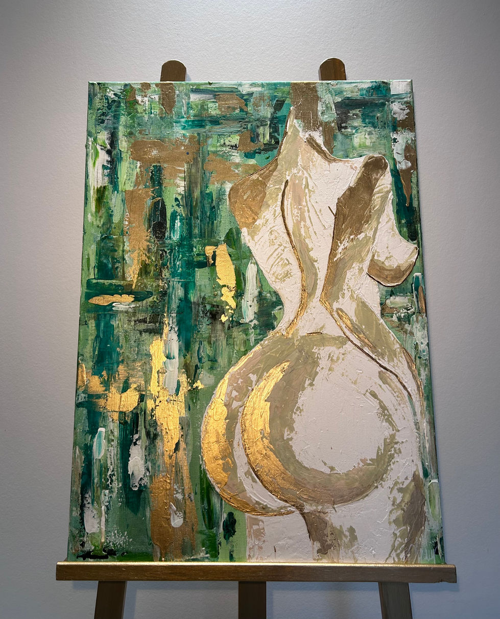Ce corps et ces formes pulpeuses se fondent dans le décor, avec la beauté de l’or qui illumine ces jolies parties du corps et que l’on retrouve en fond de manière aléatoire. Cette allusion entre le corps et le fond, à l’aide de la peinture dorée, dénonce la beauté de chacun d’entre nous, cachée par notre âme ou révélée par notre physique. Cette femme, c’est nous ; le fond, c’est chacun d’entre nous. Nous rayonnons tous à travers différentes facettes de notre personnalité, par nos gestes, nos pensées ou nos émotions profondes.
50x70 Acrylique - Peinture à l'huile - Peinture d'or