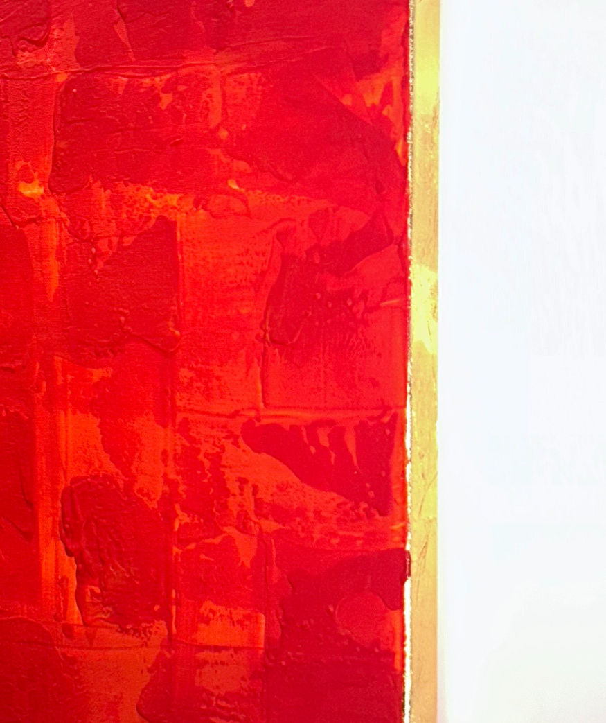 Cette toile est née d’une période compliquée, un moment où tout semblait peser lourd, mais où, malgré tout, une part de moi refusait de s’éteindre. La couleur s’est imposé naturellement, comme une évidence, une couleur organique, presque viscérale. Il représente à la fois la douleur et la vie, la souffrance et la force intérieure qui persiste.
En travaillant la matière, j’ai laissé émerger ces reliefs bruts, comme des strates d’émotions figées sur la toile. Ce sont les traces d’un combat intérieur, d’un corps et d’un esprit marqués par l’épreuve mais toujours debout. J’y ai mis l’espoir que tout finirait par aller mieux, parce que c’est ça, la vie : avancer, malgré tout.
Chair et flamme, c’est ce feu intérieur qui brûle même dans les moments les plus sombres, la preuve que, tant qu’on continue à avancer, rien n’est jamais complètement perdu.
100x100 Acrylique - feuille d’or