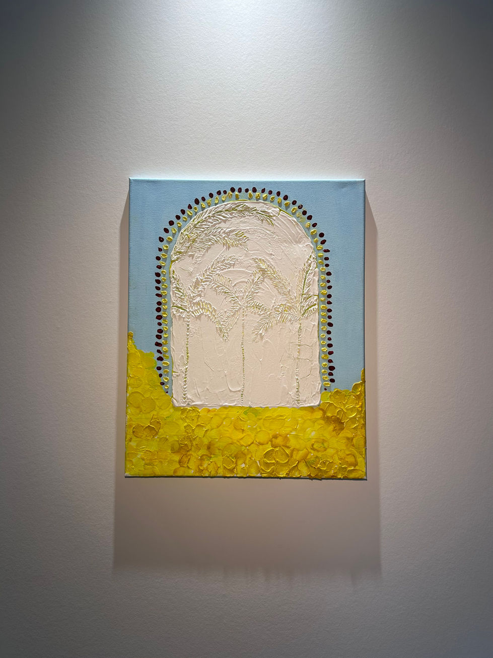 Une invitation à explorer un monde où la réalité et l’imaginaire se confondent. L’arche centrale symbolise une porte vers l’inconnu, un passage vers un lieu idéalisé. Les tons jaunes évoquent la chaleur, la lumière et la prospérité, tandis que les textures et les détails subtilement suggérés rappellent que ce paradis, bien que parfait en apparence, reste une construction de l’esprit. Cette œuvre questionne la notion de bonheur idéal et invite à contempler nos propres rêves de perfection.
40 x 50 peinture HUILE - ACRYLIQUE