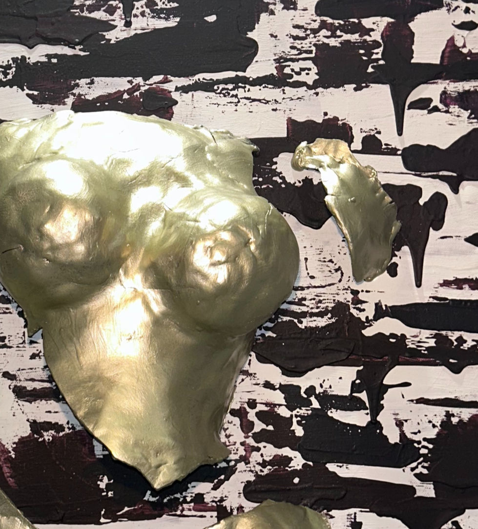 Dans un monde où le temps façonne les êtres comme il sculpte la roche, “Pierre” raconte l’histoire d’un corps à la fois figé et vibrant, brisé et pourtant indestructible.
Accroché à un mur texturé, entre l’ombre et la lumière, ce torse morcelé semble émerger d’une matière brute, comme s’il avait toujours été là, empreint des marques du passé. Son enveloppe dorée, lisse et froide, évoque une armure, une façade imposante qui cache pourtant une richesse intérieure insoupçonnée. Car sous cette surface métallique, la couleur palpite. Comme une veine souterraine, un feu secret, un souffle de vie enfermé dans la pierre.
Mais “Pierre” n’est pas seulement une matière inerte. Il est mémoire, il est résistance. Il est ce corps qui refuse de disparaître, qui, même brisé, continue d’exister. Il incarne la dualité entre l’homme et le temps, entre l’artifice et l’organique, entre ce que l’on montre et ce que l’on est réellement.
60 x 60 ACRYLIQUE - ARGILE - PEINTURE D’OR