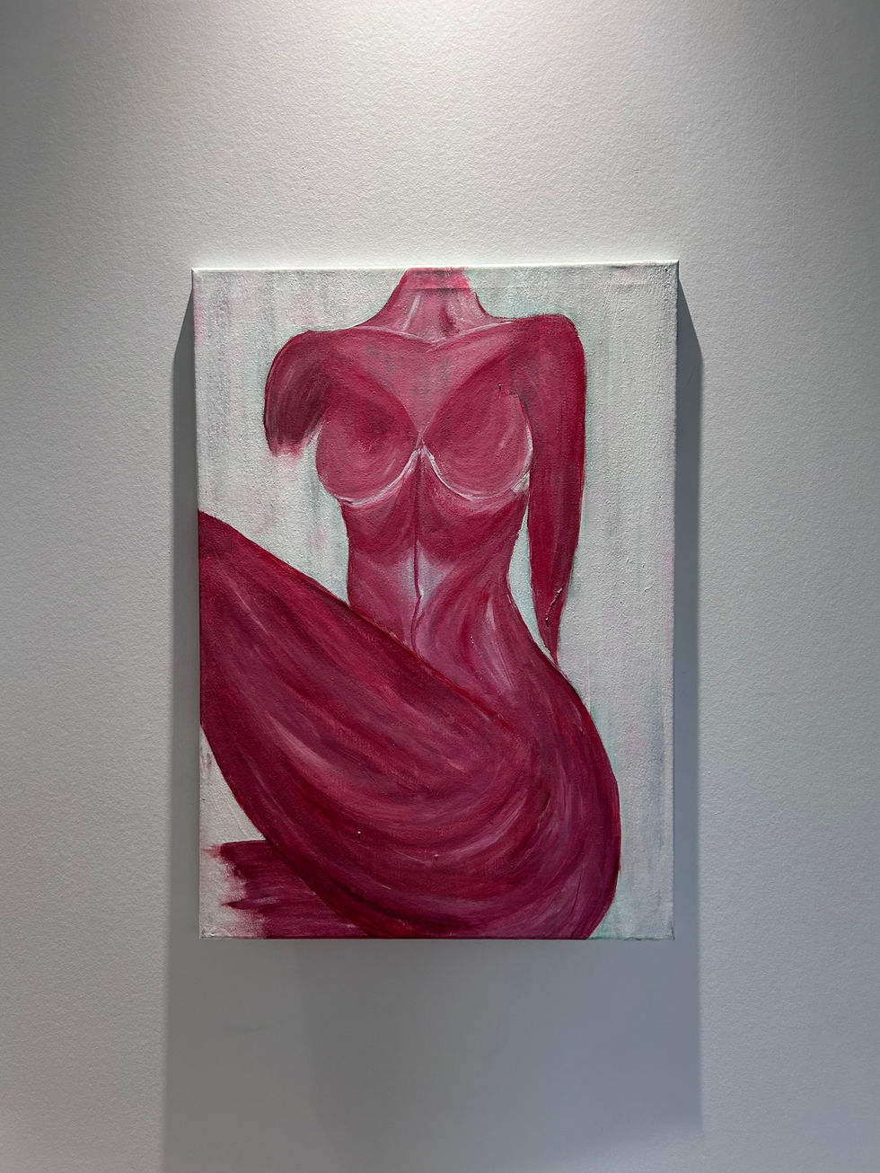 À travers cette toile, je souhaite exprimer l’effort d’une femme pour évoluer vers un corps idéal, dicté par les standards de beauté que la société impose ou qu’elle choisit en fonction de ses goûts, de son expérience, de ses idoles… Ce corps est en perpétuelle transformation, tout comme celui d’une femme, qui se façonne et se modifie tout au long de sa vie. Les goûts peuvent changer, les critères de beauté évoluer, et le vécu de chacune contribue pleinement à ces transformations. Un corps qui change est un corps vivant, un corps qui rit, qui pleure, qui s’inspire, qui craint… Le corps est la seule preuve tangible des changements qui jalonnent notre existence.
50 x 70 ACRYLIQUE