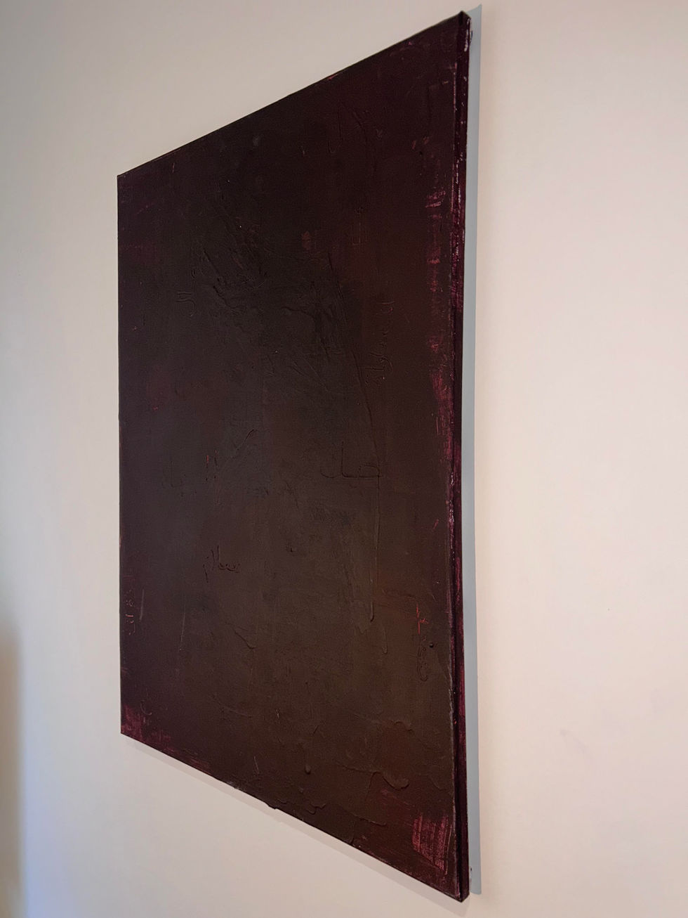 Entre ombre et matière, une silhouette se dessine, presque insaisissable. Gravés dans l’argile, des mots murmurent des promesses de paix, d’amour et de beauté. La terre, profonde et chaleureuse, porte en elle l’empreinte du temps et des histoires qu’elle recueille. Ombre d’argile est une ode aux racines, à la mémoire et aux voix qui persistent, même dans le silence.
50 x 70 ACRYLIQUE