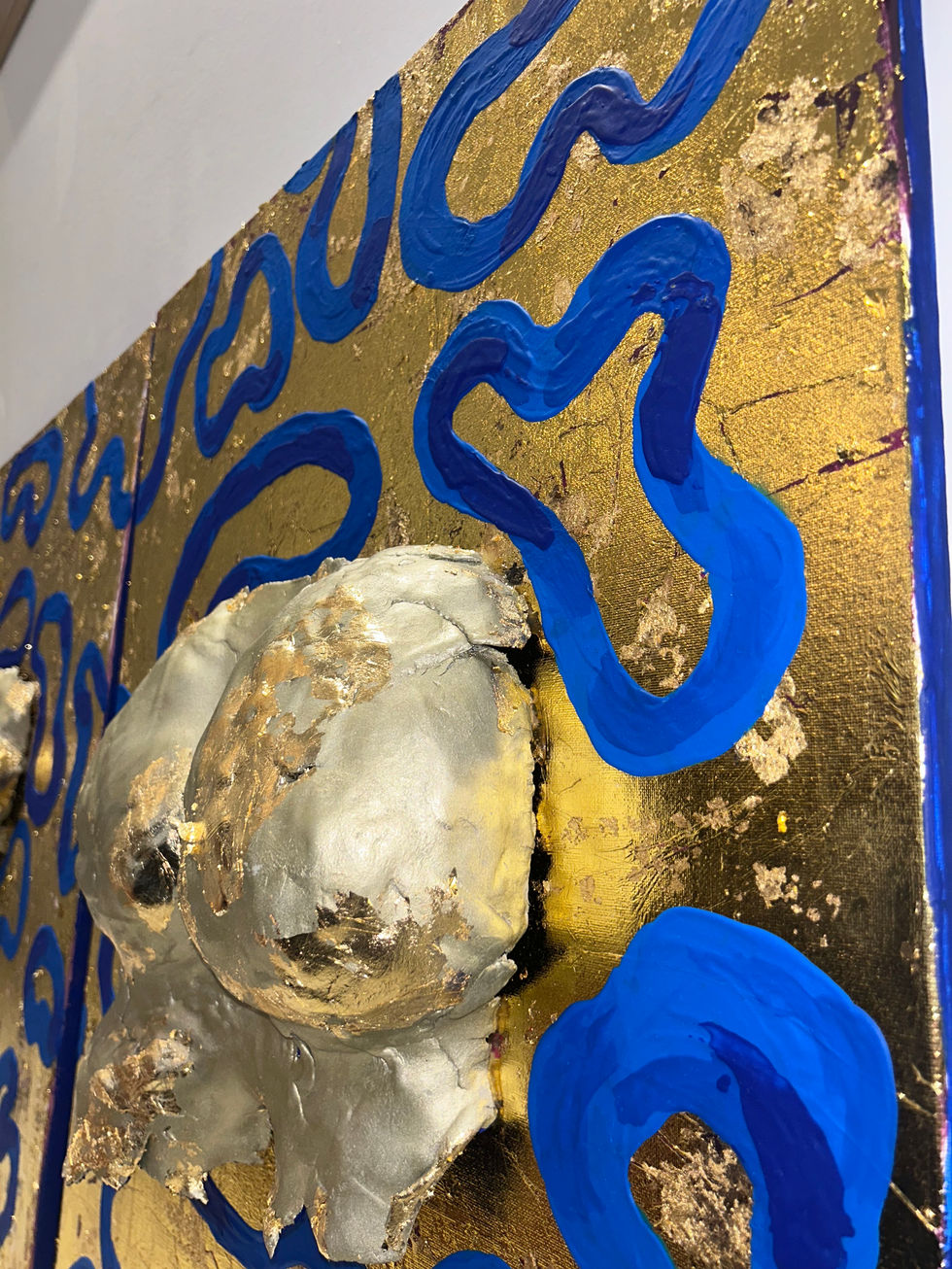 Il était une femme...
À ses yeux, chaque courbe devenait imperfection,
chaque relief une honte à dissimuler.
L’argile a sculpté sa vérité,
l’or a embrassé ses contours,
et le bleu a révélé la lumière de son aura,
le regard tendre que le monde pose sur elle.