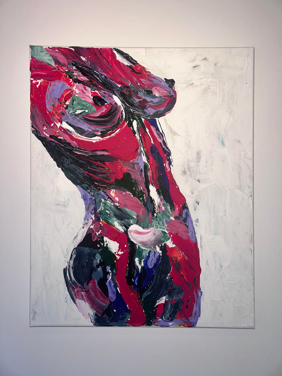 Ce corps n’est pas figé. Il danse, il lutte, il s’étire, marqué par des tensions, des contrastes, des forces contraires qui ne s’annulent jamais. Il est rouge comme la passion, noir comme la profondeur de l’âme, vert comme une renaissance. Chaque coup de pinceau est un souffle, une pulsation, une affirmation : je suis là.
“Indomptable” raconte l’histoire d’un corps qui refuse les limites, d’un être qui échappe aux définitions trop étroites. Une présence qui ne se plie pas, qui vibre et se transforme au gré de son propre rythme. Une identité en constante évolution, insaisissable, libre.
C’est une toile qui ne demande pas l’approbation. Elle existe, tout simplement. Comme une évidence. Comme un cri silencieux inscrit dans la matière.
40 x 50 ACRYLIQUE