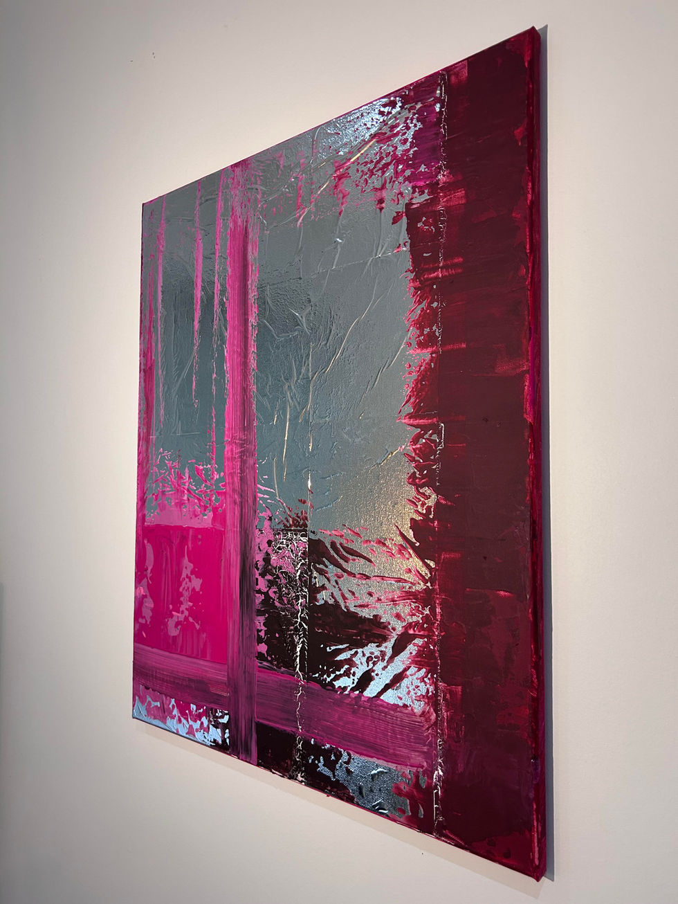 Le reflet et la matière se confondent, brouillant la frontière entre ce qui est tangible et ce qui ne l’est pas. L’éclat métallique capte la lumière, changeant d’apparence selon le regard posé sur lui, tandis que les touches de couleur profondes ancrent la toile dans une réalité plus brute. Comme une fenêtre entrouverte entre deux univers, cette œuvre invite à interroger notre perception : ce que l’on voit est-il réel ou simplement l’écho d’un monde qui nous échappe ?
40 x 50 ACRYLIQUE - feuilles miroir