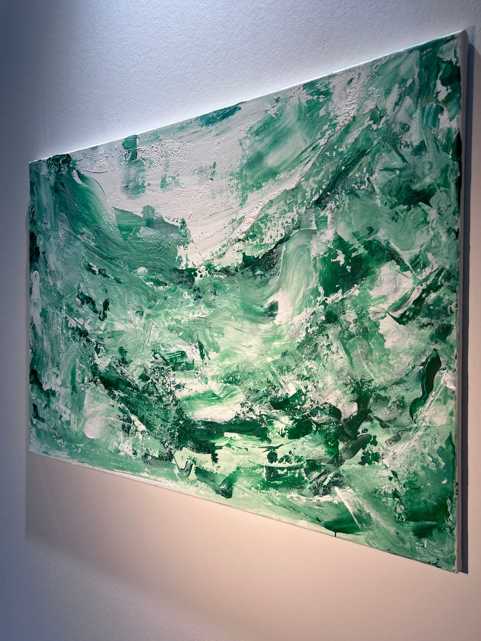 Cette toile évoque un souffle de vie, une énergie douce mais puissante qui traverse l’instant. Les nuances de vert, mêlées à des éclats de lumière, rappellent la fraîcheur d’une brise qui caresse la nature, ainsi que les mouvements intérieurs qui nous traversent.
50 x 70 ACRYLIQUE