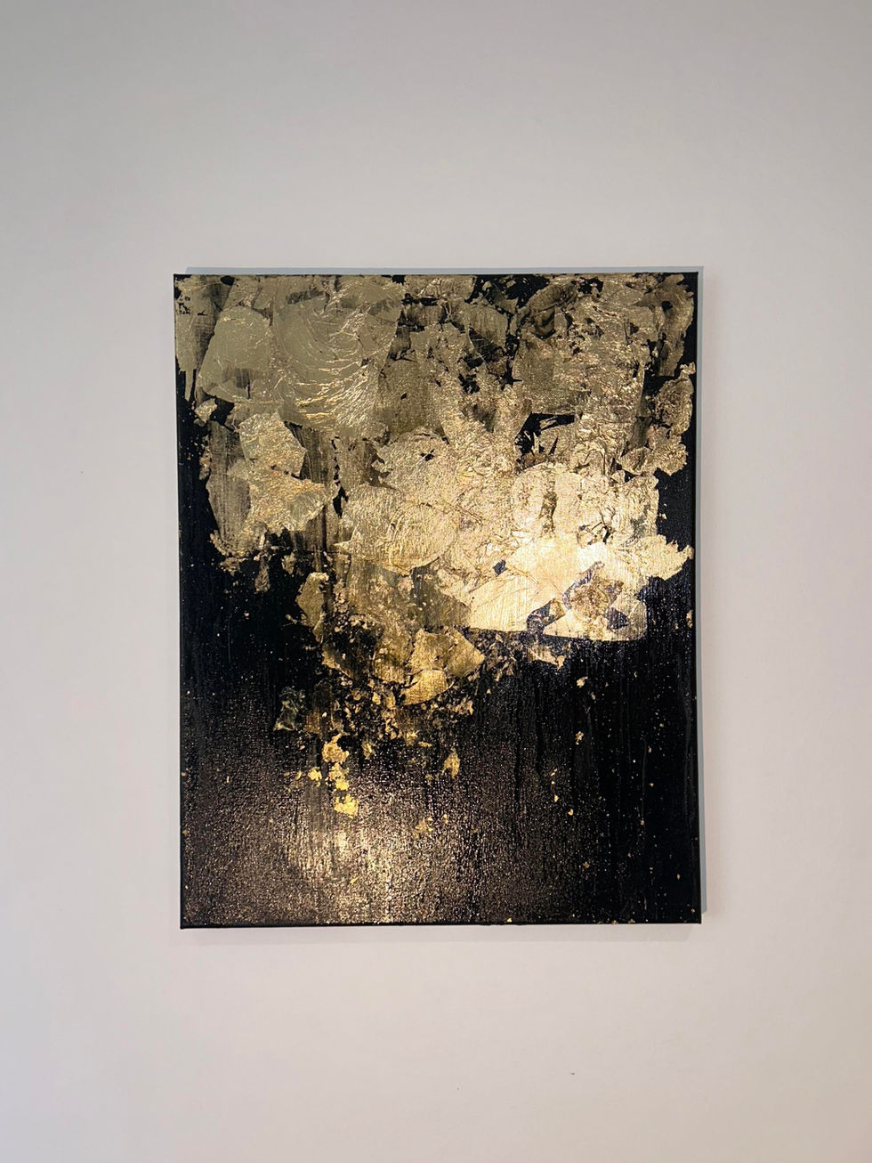 “L’or des apparitions” révèle bien plus qu’un simple éclat doré. Entre ombre et lumière, des visages surgissent, éphémères et insaisissables, comme des âmes figées dans la matière. L’or, souvent symbole d’éternité, devient ici le témoin d’un passage, d’une présence discrète qui se dévoile à un regard attentif. Chaque reflet raconte une histoire, chaque fragment semble murmurer un secret. Ce tableau invite à la contemplation, à la quête de ce qui est caché, mais pourtant bien présent.
40 x 50 feuilles d’or - acrylique