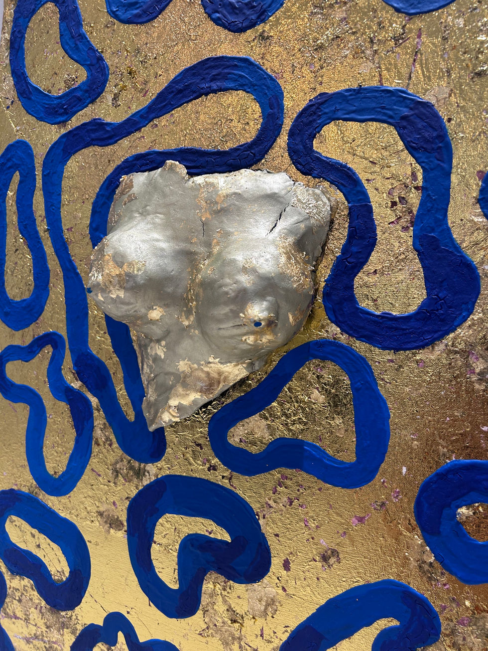 Il était une femme...
 À ses yeux, chaque courbe devenait imperfection,
 chaque relief une honte à dissimuler.
L’argile a sculpté sa vérité,
 l’or a embrassé ses contours,
 et le bleu a révélé la lumière de son aura,
 le regard tendre que le monde pose sur elle.