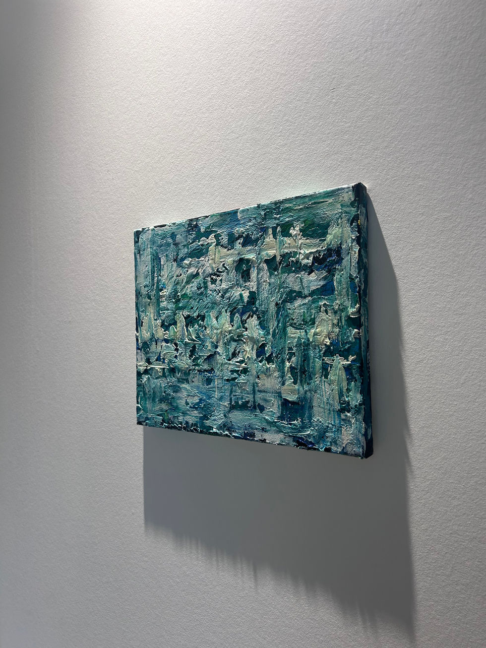 La vie, comme les battements du cœur, est un rythme fragile, constant, et alimenté par nos émotions. Cette toile capture ce flux incessant, avec des nuances de vert et de bleu représentant les marées émotionnelles, parfois calmes, parfois agitées, mais toujours en mouvement. Le chaos des traits reflète la complexité de notre être, où émotions et besoins se mêlent, créant une œuvre unique. Il n’y a pas de linéarité parfaite, mais c’est dans cette diversité que réside notre essence. Cette œuvre invite à ressentir le lien entre notre cœur et le cours de la vie, qui continue malgré la tempête intérieure.
24 x 30 peinture HUILE