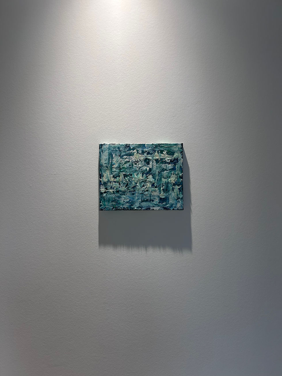 La vie, comme les battements du cœur, est un rythme fragile, constant, et alimenté par nos émotions. Cette toile capture ce flux incessant, avec des nuances de vert et de bleu représentant les marées émotionnelles, parfois calmes, parfois agitées, mais toujours en mouvement. Le chaos des traits reflète la complexité de notre être, où émotions et besoins se mêlent, créant une œuvre unique. Il n’y a pas de linéarité parfaite, mais c’est dans cette diversité que réside notre essence. Cette œuvre invite à ressentir le lien entre notre cœur et le cours de la vie, qui continue malgré la tempête intérieure.
24 x 30 peinture HUILE