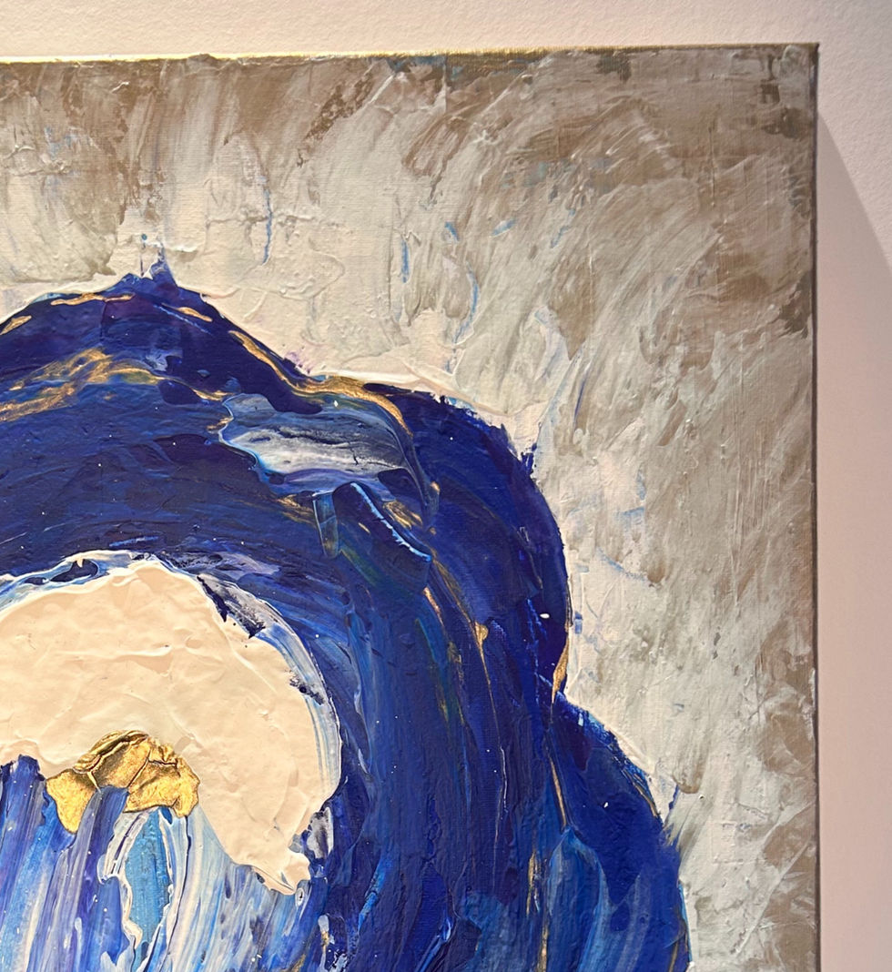 Cette œuvre représente la lumière intérieure que chacun de nous porte en soi, symbolisée par la perle lumineuse au centre. Elle nous rappelle que nous avons tous une énergie unique et précieuse, capable d’éclairer notre vie et celle des autres. Les courbes bleutées évoquent l’univers, l’eau ou le mouvement de la vie, montrant que cette lumière intérieure est connectée au tout. La question posée est universelle : 'Notre perle intérieure est-elle assez puissante pour illuminer notre monde ?' L'Œil de l'Univers invite à regarder en soi, à reconnaître cette lumière et à la laisser briller, malgré les ombres qui nous entourent.
50x70 Peinture d’or - Acrylique