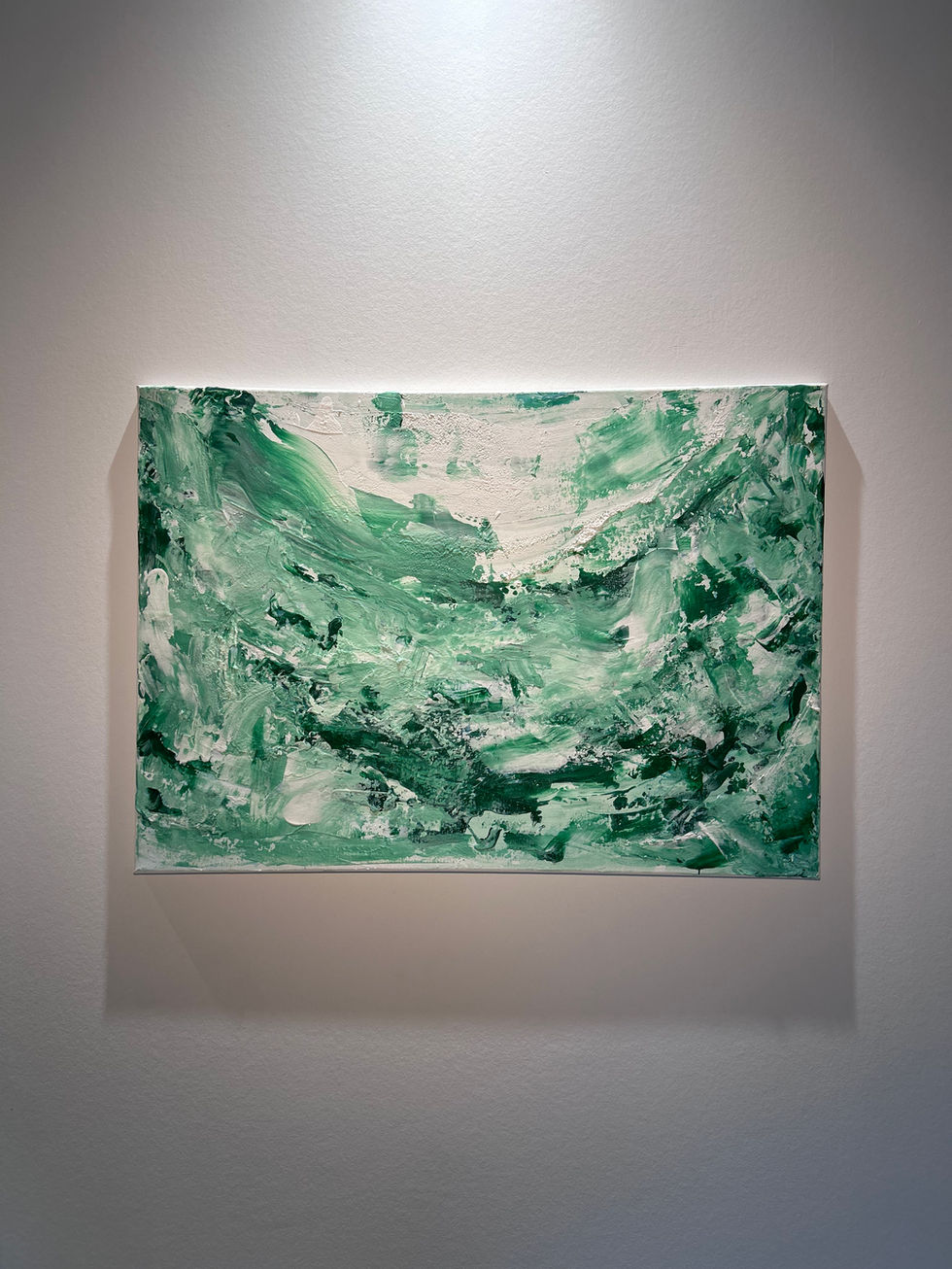 Cette toile évoque un souffle de vie, une énergie douce mais puissante qui traverse l’instant. Les nuances de vert, mêlées à des éclats de lumière, rappellent la fraîcheur d’une brise qui caresse la nature, ainsi que les mouvements intérieurs qui nous traversent.
50 x 70 ACRYLIQUE