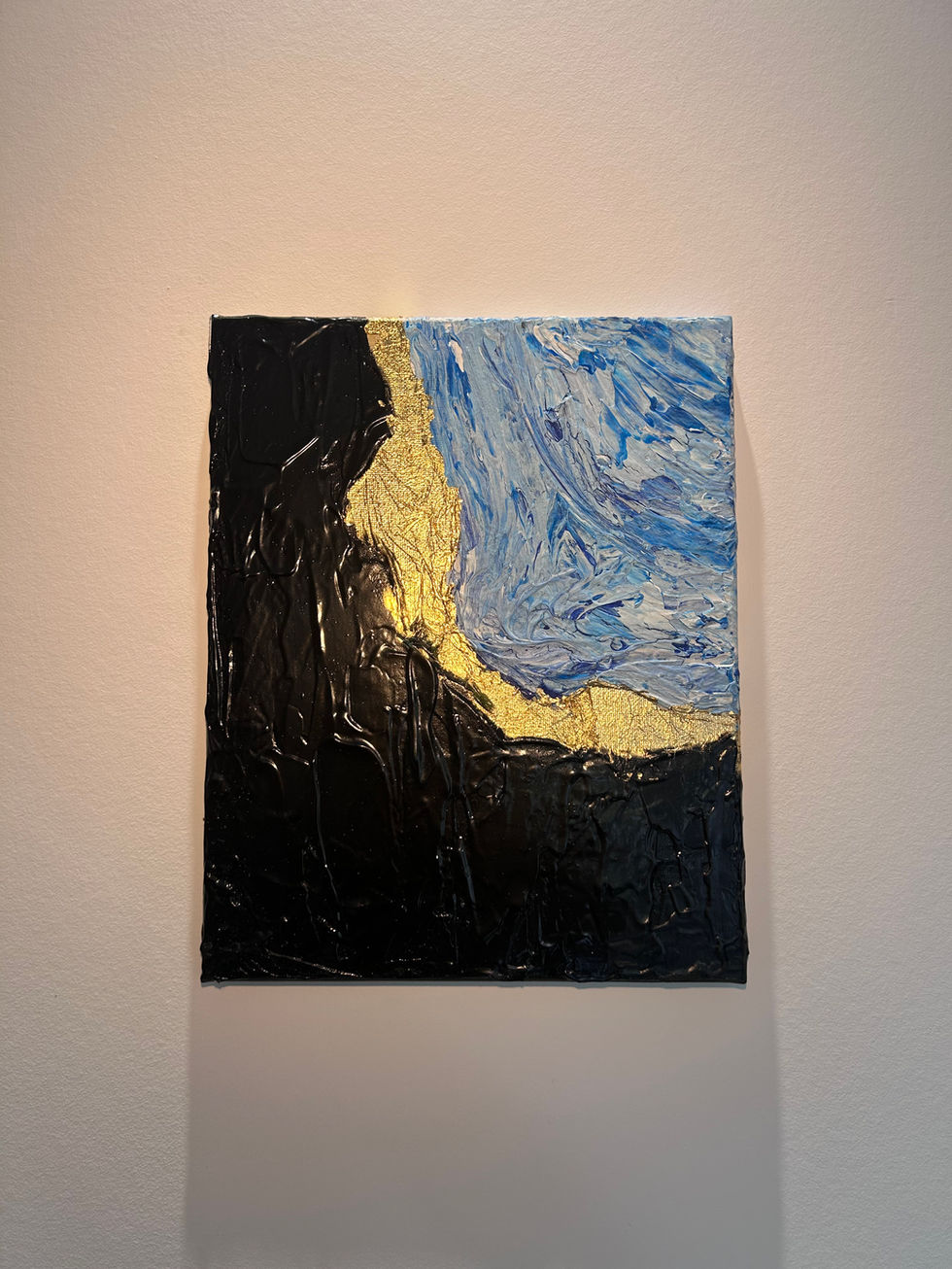 “Éveil” est une réflexion poétique sur la dualité et la richesse de l’expérience humaine. Le doré symbolise l’éveil intérieur, ce trésor d’innocence et de pureté que nous portons depuis l’enfance, protégé des tumultes de la vie. À ses côtés, le noir incarne les épreuves et la complexité du quotidien, tandis que le bleu évoque l’océan infini des opportunités, de la bonté et des possibles. Cette composition nous rappelle que, quelles que soient les forces opposées, le bien et le mal convergent pour préserver ce noyau précieux en nous : l’éveil.”
24 x 30  feuilles d’or - acrylique