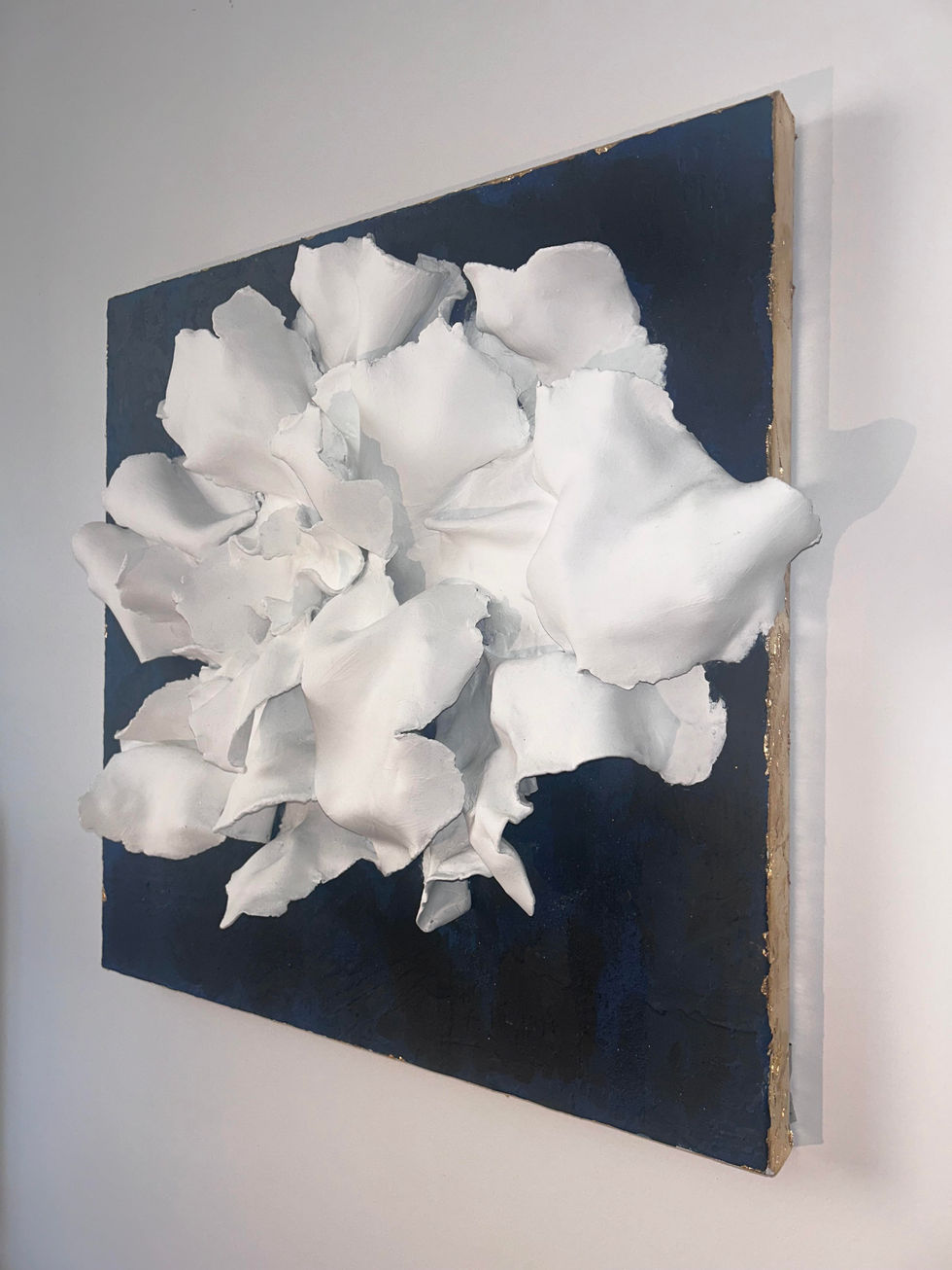 Elle ne dit rien,
mais tout en elle tremble.
Une force douce,
retenue aux bords du souffle.
Elle garde pour elle
ce qui ne peut être crié,
s’ouvre sans s’imposer,
et se tait avec tendresse.
C’est une fleur,
ou peut-être une âme,
juste au moment
où elle ose naître.
50x 50 ACRYLIQUE - Argil - feuille d’or