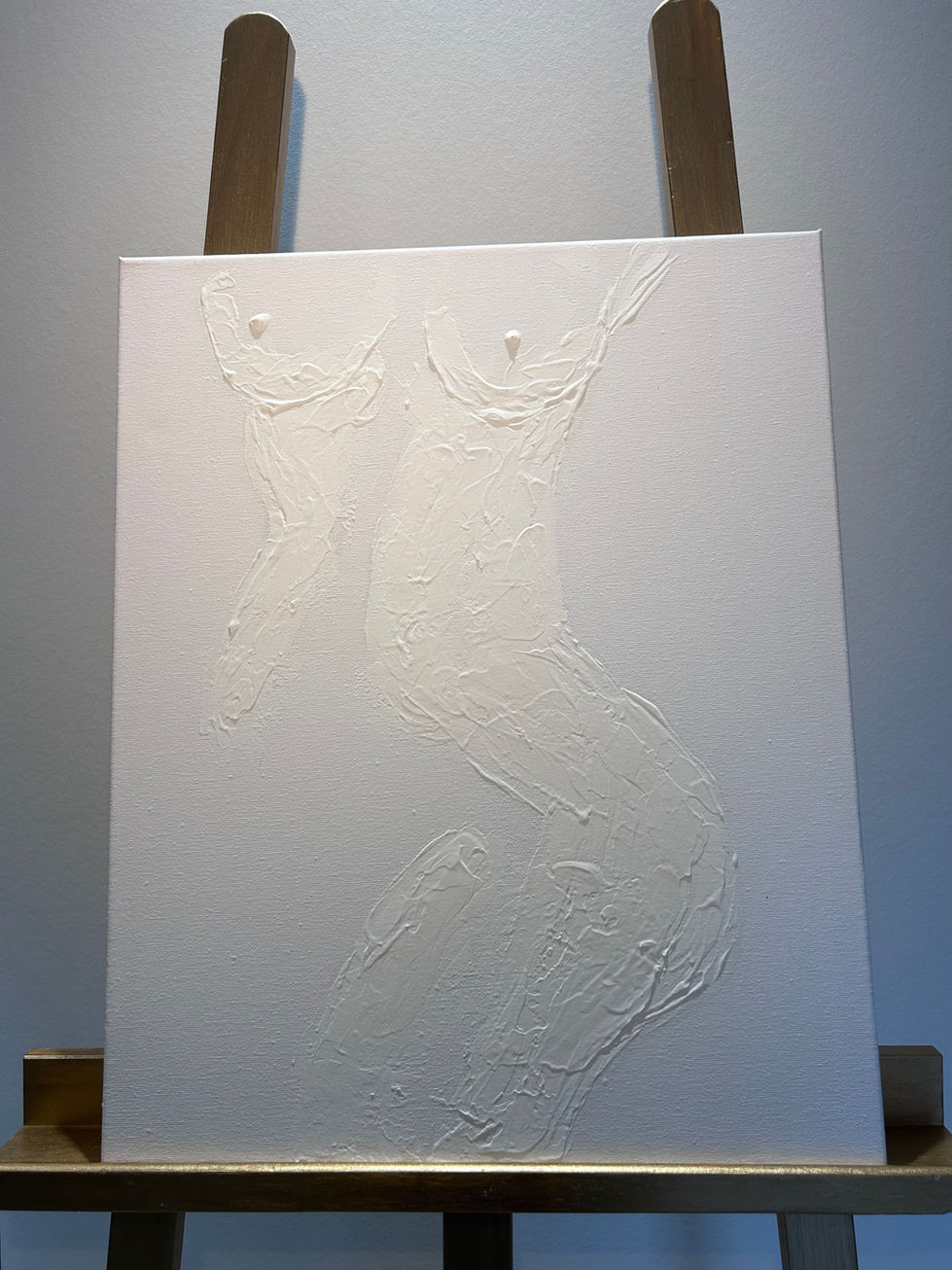 Cette toile évoque l’intimité et les secrets partagés uniquement avec ceux qui prennent le temps de regarder. Les formes délicates, presque invisibles, racontent l’histoire d’une femme, de ses émotions et de son passé. "Confidence" invite à la contemplation et à une connexion sincère, où chaque détail porte un sens. Si l’on ne s’y intéresse pas, ces formes se dérobent, laissant la toile silencieuse. Comme dans la vie, l’œuvre rappelle que pour toucher l’essence de quelqu’un, il faut aller au-delà de l’apparence et chercher sa profondeur.
40x40 Acrylique 