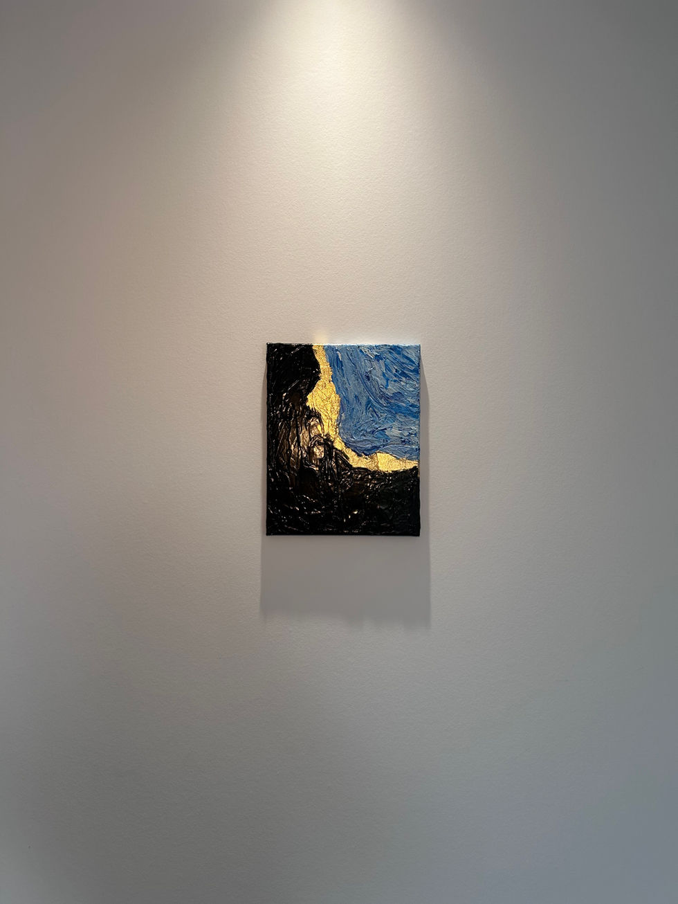 “Éveil” est une réflexion poétique sur la dualité et la richesse de l’expérience humaine. Le doré symbolise l’éveil intérieur, ce trésor d’innocence et de pureté que nous portons depuis l’enfance, protégé des tumultes de la vie. À ses côtés, le noir incarne les épreuves et la complexité du quotidien, tandis que le bleu évoque l’océan infini des opportunités, de la bonté et des possibles. Cette composition nous rappelle que, quelles que soient les forces opposées, le bien et le mal convergent pour préserver ce noyau précieux en nous : l’éveil.”
24 x 30  feuilles d’or - acrylique