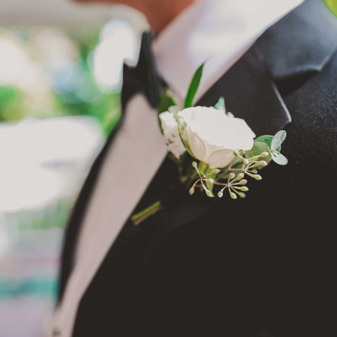 connecticut weddings, ct weddings, connecticut brides, ct floral design, ct wedding rentals, roger sherman inn, elegant wedding, italian charm wedding, clean and crisp wedding, grooms boutonniere, bridal party, boutonnieres