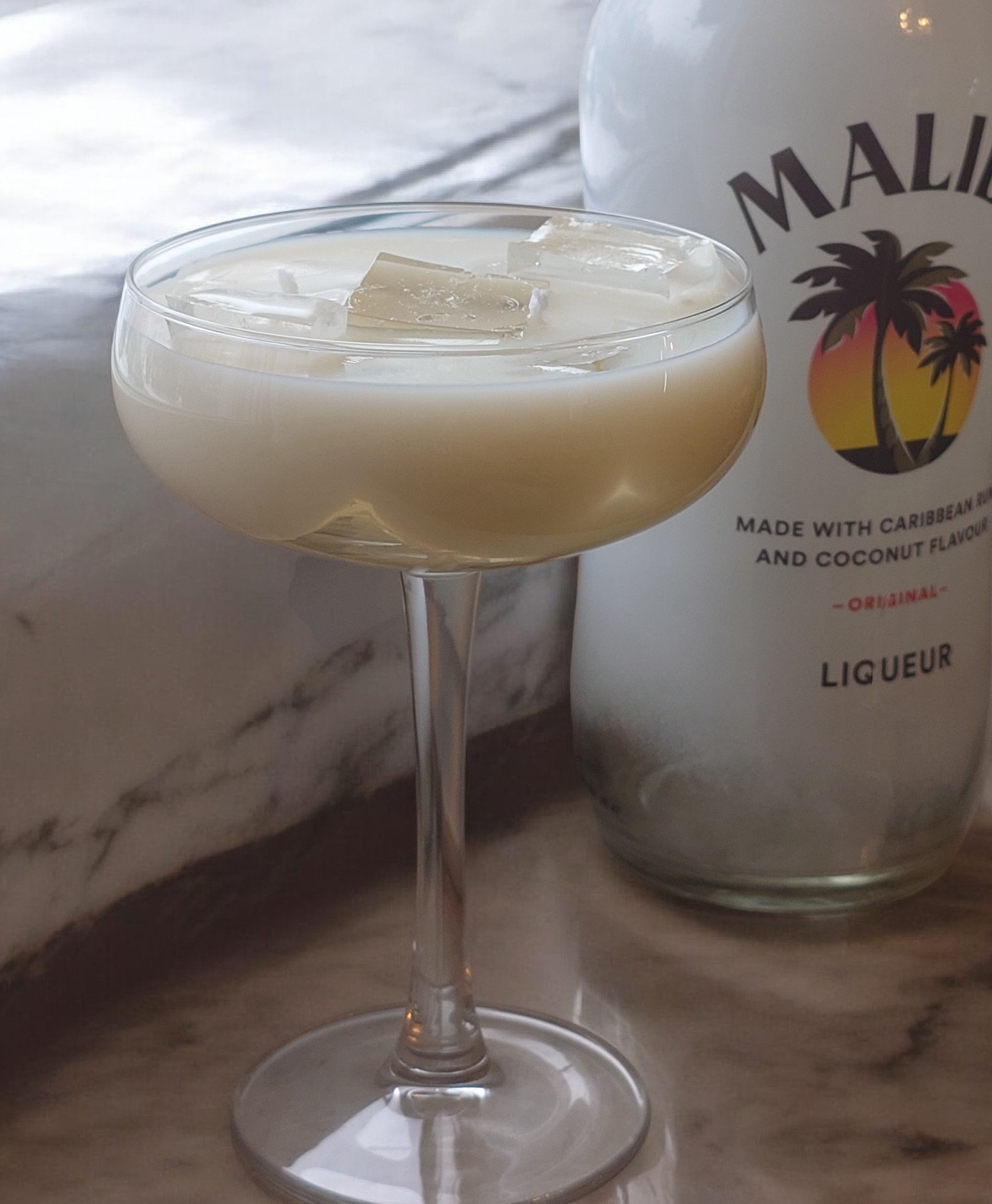 Malibu Milk Please - Cocktail Doftljus i Sojavax | Kokosmjölk & Rosenträ