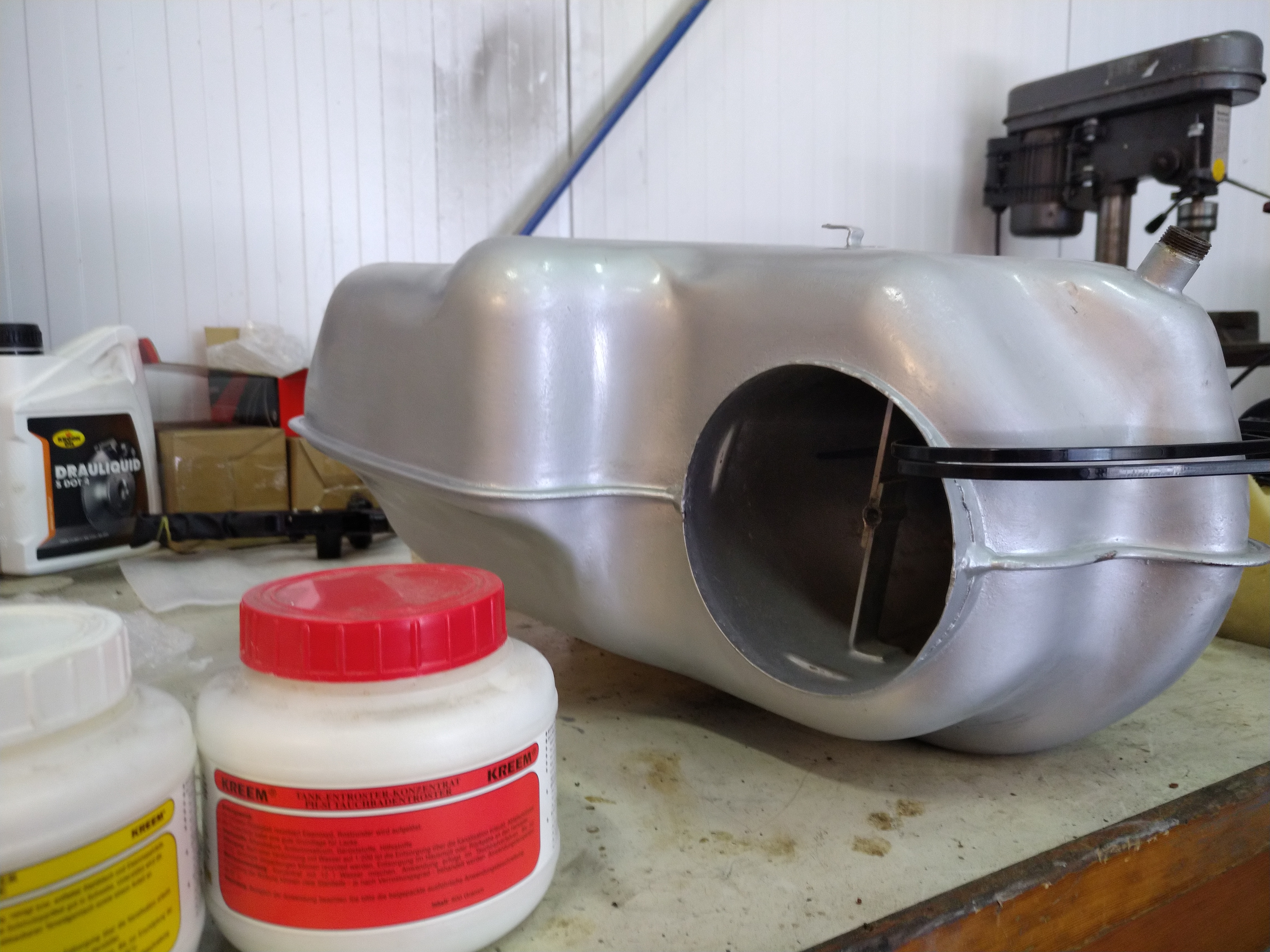 Voorbereiden nieuwe tank coating.