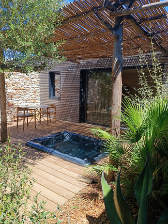 terrasse, pergolas et jacuzzi suite 1