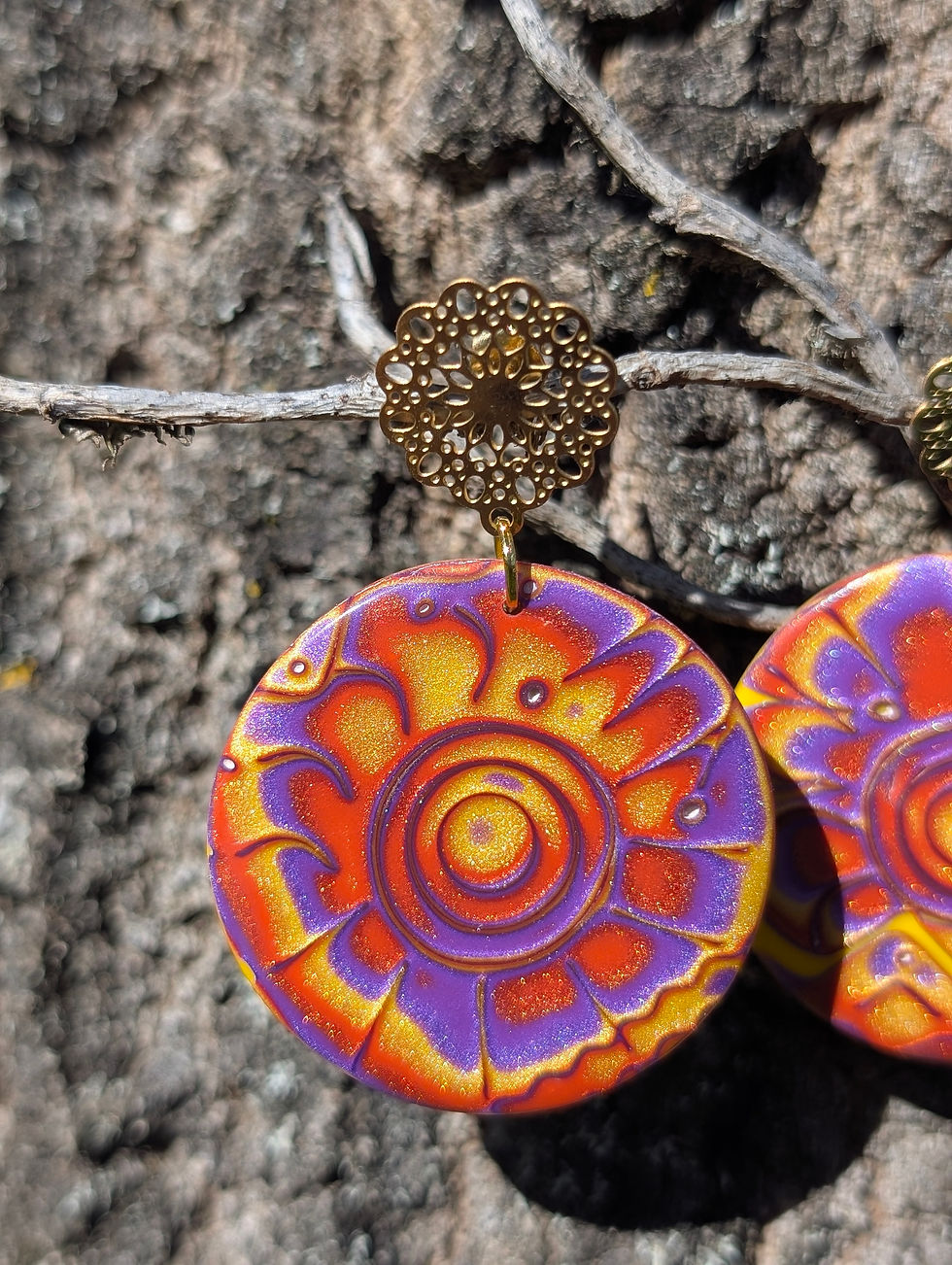 Miniature : Boucles d’oreilles artisanales rondes en pâte polymère aux reflets orange, violet et doré, apprêts en acier inoxydable.