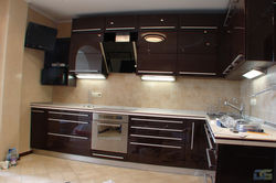 Кухня с фасадами из стекла