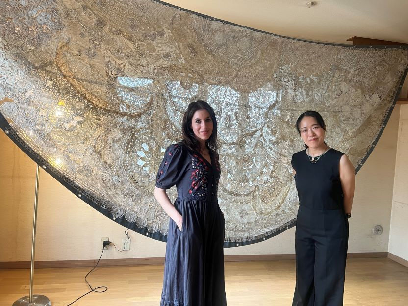 With the organizer and art curator Saori Iino.