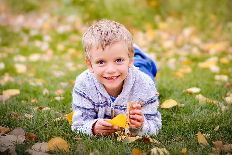 fall family photo session with leaves