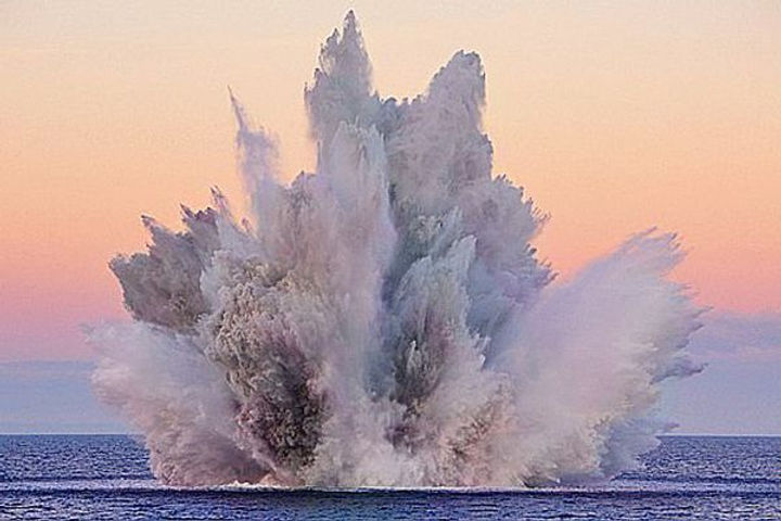 Gerbe d’eau lors d’une explosion en milieu subaquatique – illustration du parcours Pyro Konsult