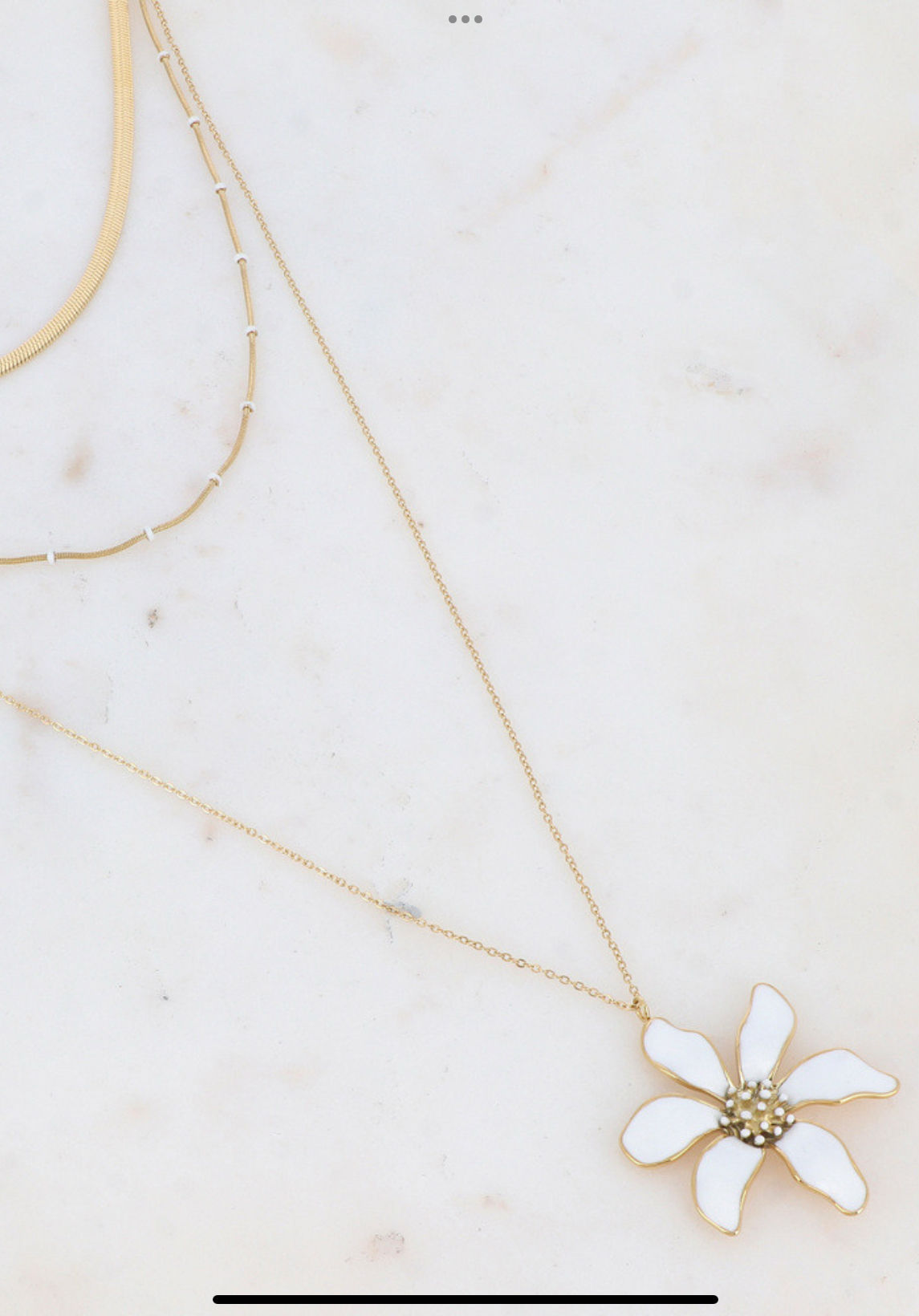 Collier avec fleur et petites rondelles émaillées