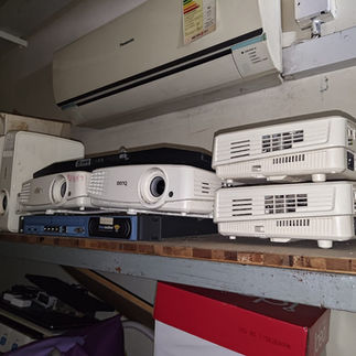 校園特別室多媒體工程升級 - 倉庫內積塵、準備安排專車到校清理之舊款掛牆互動電子白板配件與舊投影機