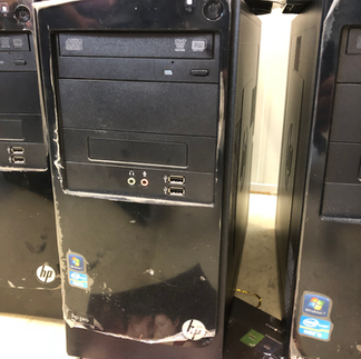 各區辦公室桌面硬體設備更新 - 現場整齊疊放、準備裝車回收之商用 HP Pro 系列與貼有 Windows 7 標籤之舊款 desktop 電腦主機